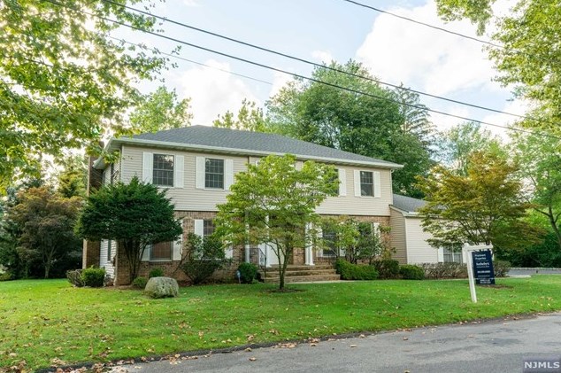 80 Beacon St, Haworth, NJ 07641