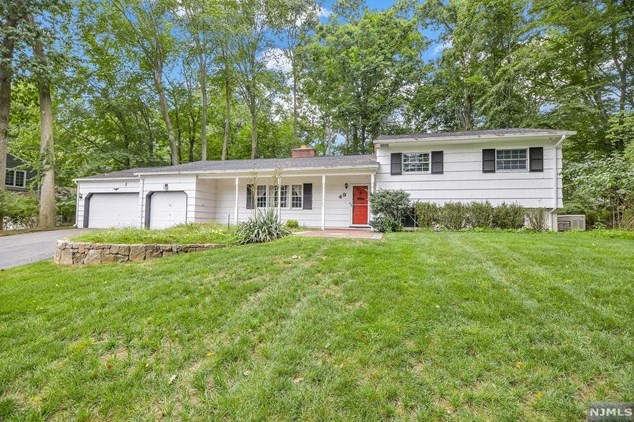 49 Hickory Ln, Waldwick, NJ 07463-1005