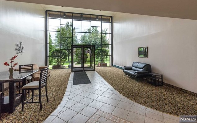 1111 River Rd, Edgewater NJ  07020-1335 exterior