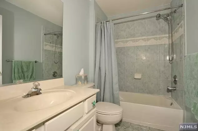 40 Mulberry Ct, Paramus NJ  07652-1360 exterior