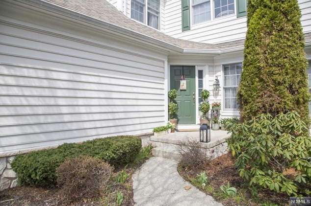 40 Mulberry Ct, Paramus NJ  07652-1360 exterior