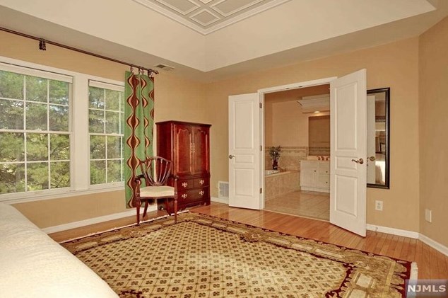 40 Mulberry Ct, Paramus NJ  07652-1360 exterior