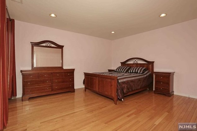 40 Mulberry Ct, Paramus NJ  07652-1360 exterior