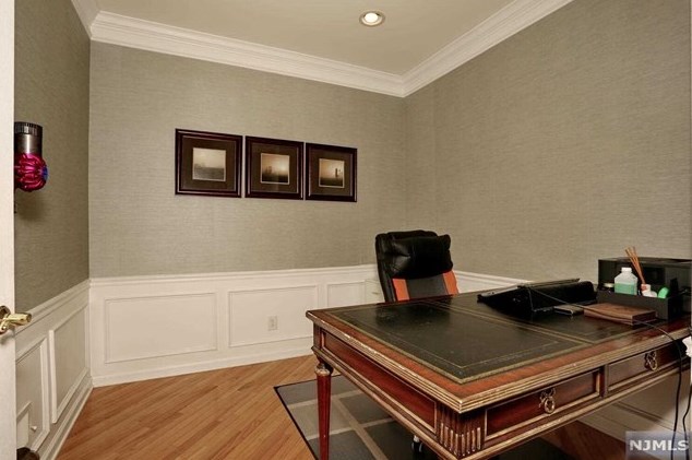 40 Mulberry Ct, Paramus NJ  07652-1360 exterior