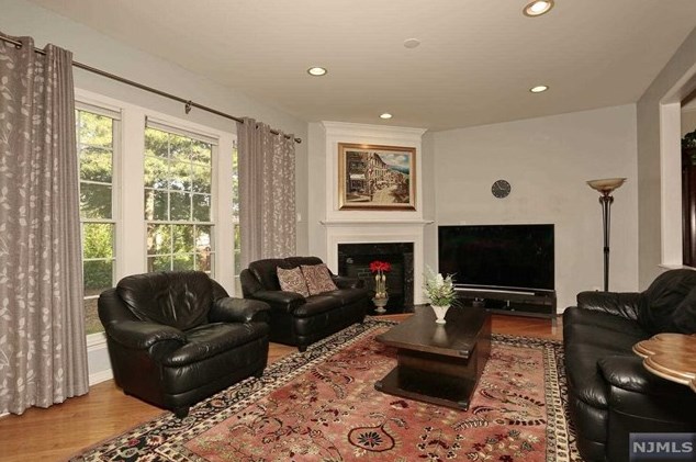 40 Mulberry Ct, Paramus NJ  07652-1360 exterior