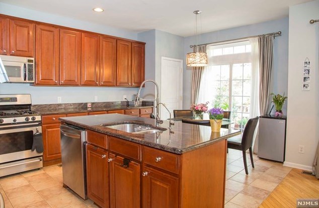 40 Mulberry Ct, Paramus NJ  07652-1360 exterior