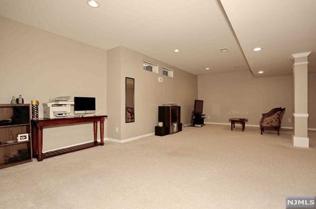 40 Mulberry Ct, Paramus NJ  07652-1360 exterior