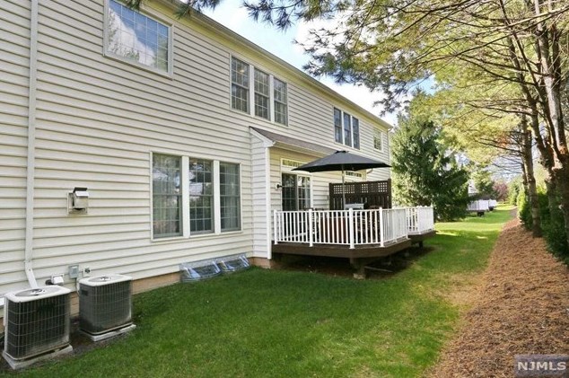 40 Mulberry Ct, Paramus NJ  07652-1360 exterior