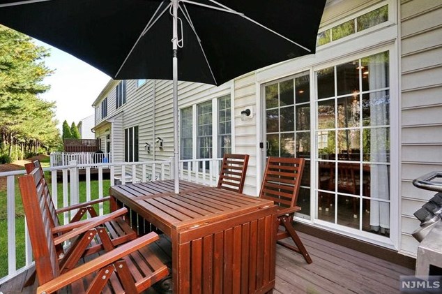 40 Mulberry Ct, Paramus NJ  07652-1360 exterior