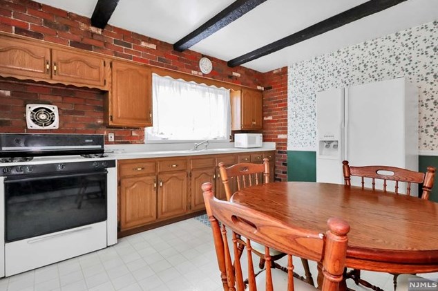 68 Moore Ave, Waldwick, NJ 07463-1946