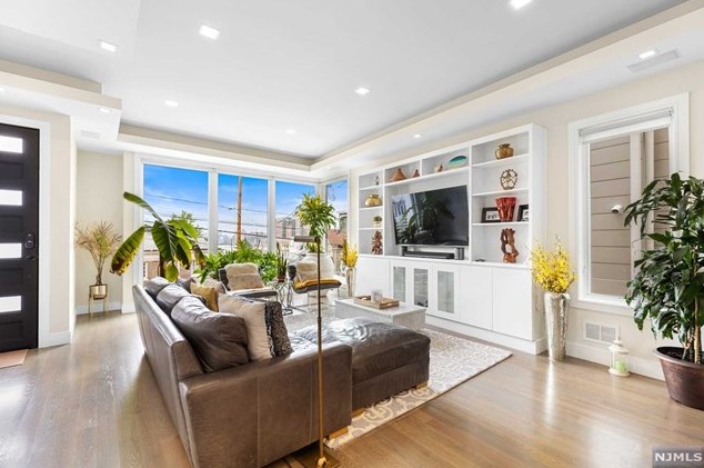 506 Undercliff Ave, Edgewater, NJ 07020