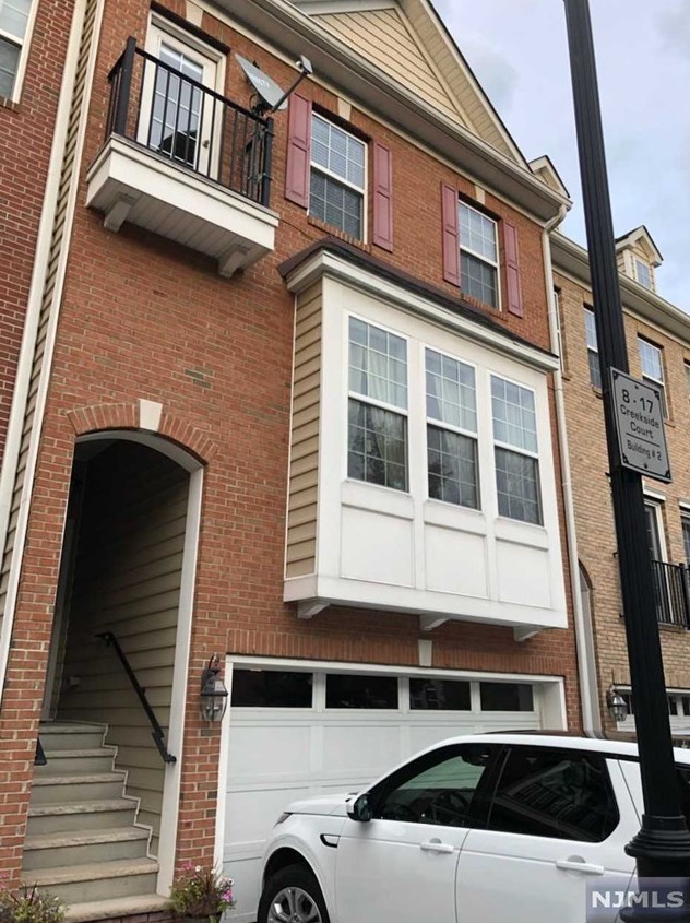 12 Creekside Ct, Secaucus NJ  07094-3750 exterior