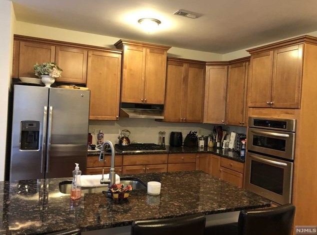 12 Creekside Ct, Secaucus NJ  07094-3750 exterior