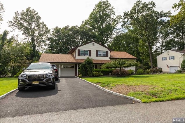 17 Linda Ter, Westwood, NJ 07677-8025