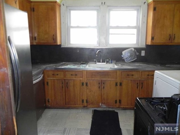 52 Un Ave, Little Ferry NJ 07643-1738 exterior