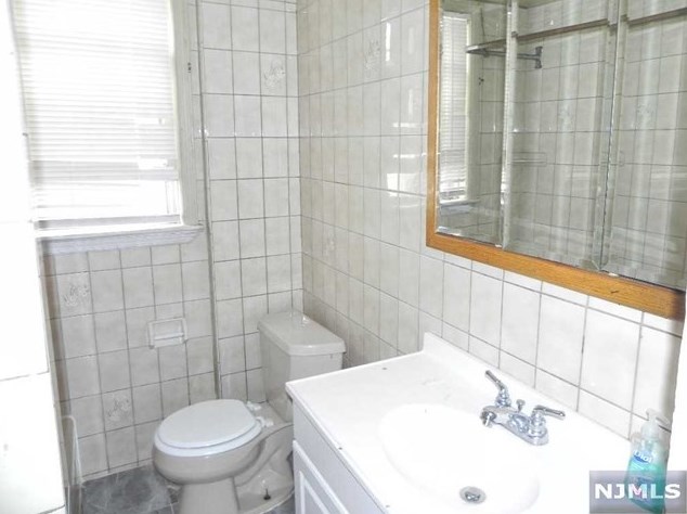 52 Un Ave, Little Ferry NJ 07643-1738 exterior