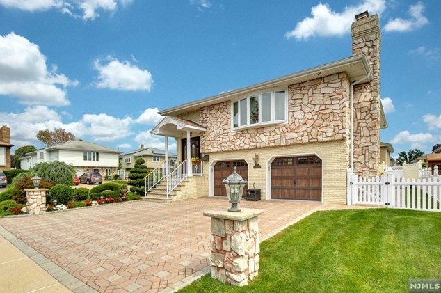 12 Lilac Ln, Wallington, NJ 07057