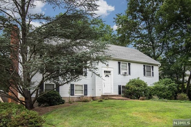 95 Van Blarcom Ln, Wyckoff, NJ 07481-3443