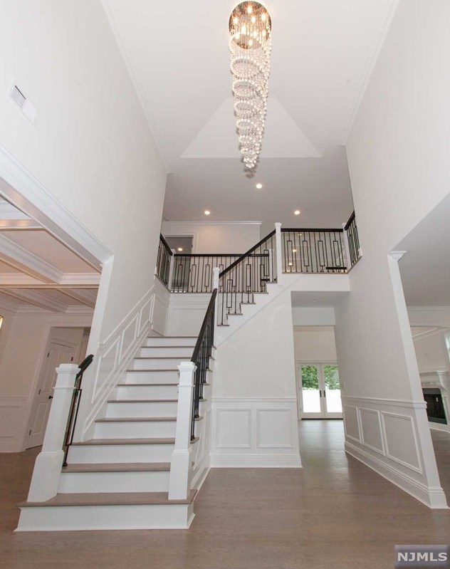722 Galda Rd, Paramus, NJ 07652-4021