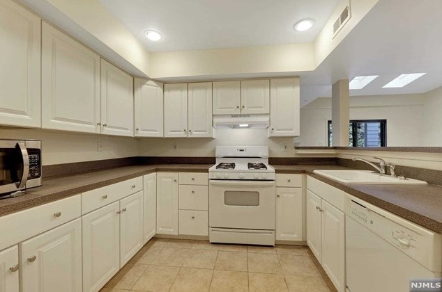 764 Spinnaker Ct, Secaucus, NJ 07094