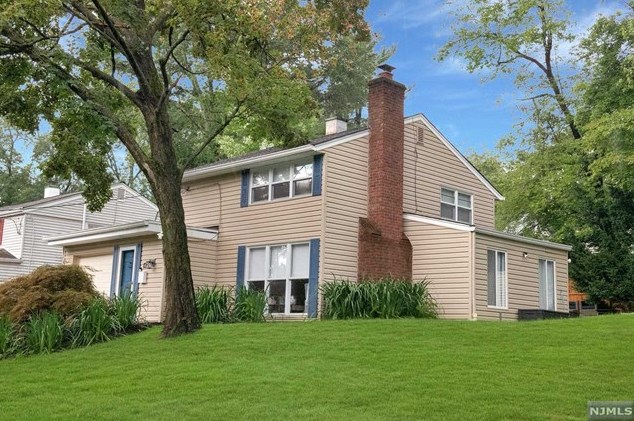 14 Howard Pl, Waldwick, NJ 07463-2309