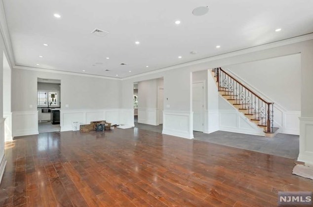 99 Franklin Ave, Saddle Brook, NJ 07663-4701