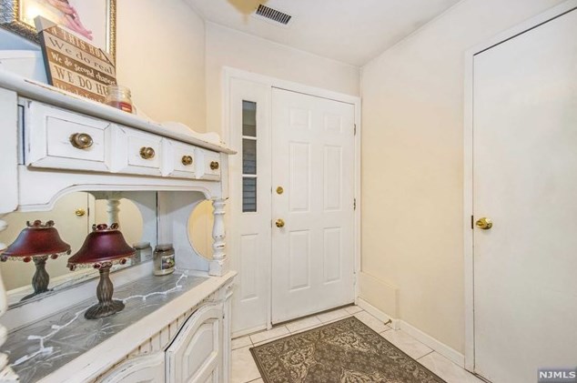 10 New Bedford Rd #d, West Milford, NJ 07480