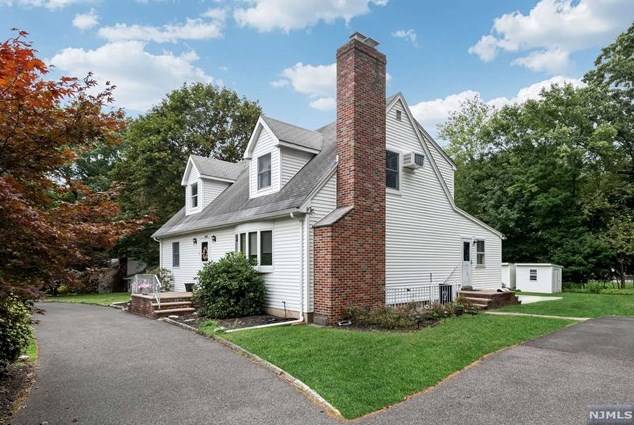 1013 Kent Pl, Franklin Lakes, NJ 07417