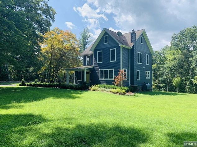 289 Stonetown Rd, Skyline Lakes, NJ 07456
