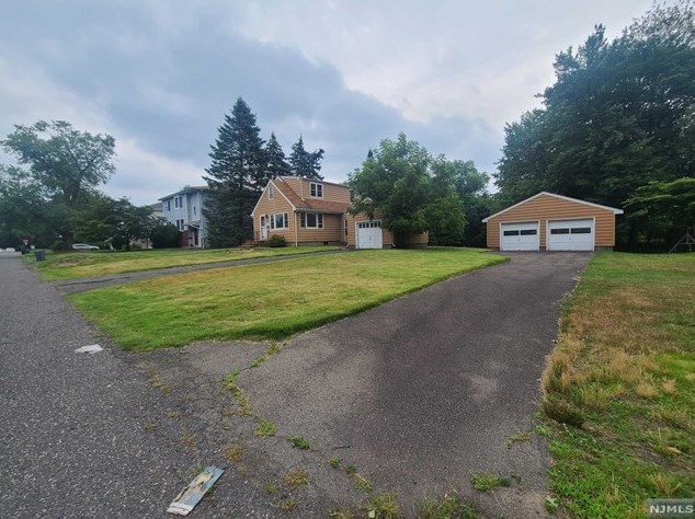 25 Smith St, Waldwick NJ  07463-1612 exterior