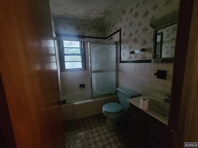 25 Smith St, Waldwick NJ  07463-1612 exterior