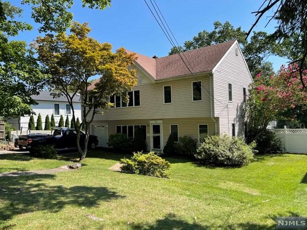292 Leonard Pl, Paramus NJ  07652-4517 exterior