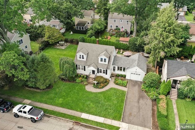 107 Manhattan Ave, Waldwick, NJ 07463-2228