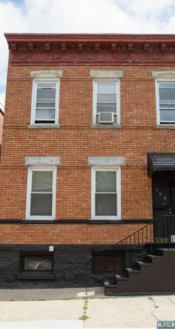 588 66th St, West New York, NJ 07093-5316