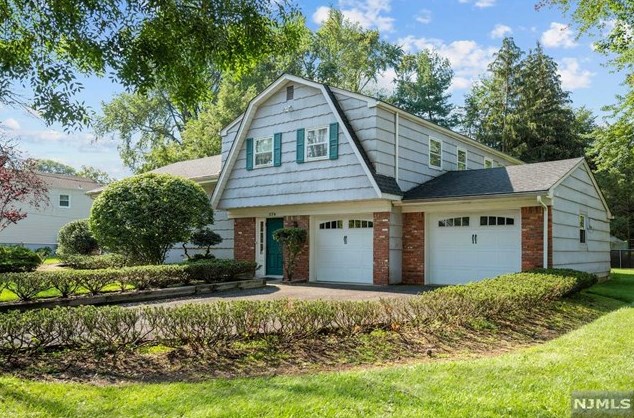 374 Adams Ln, Paramus, NJ 07652-4902