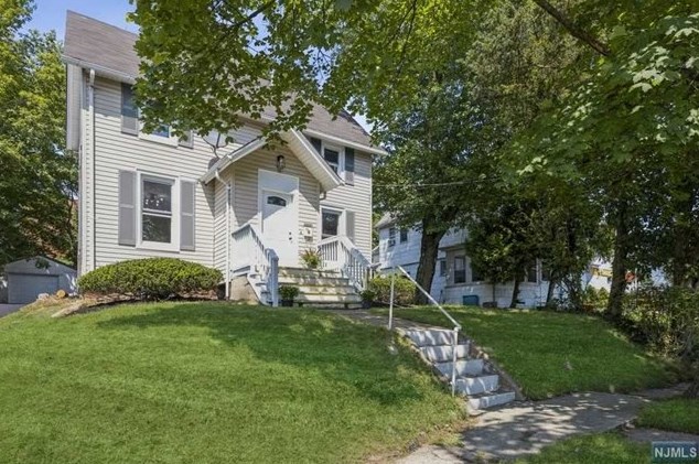 10 Orchard St, Hillsdale NJ  07642-2013 exterior