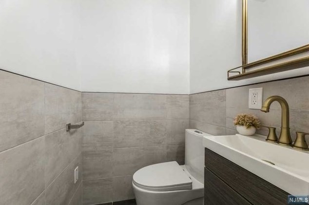 10 Orchard St, Hillsdale NJ  07642-2013 exterior