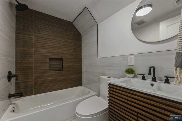 10 Orchard St, Hillsdale NJ  07642-2013 exterior