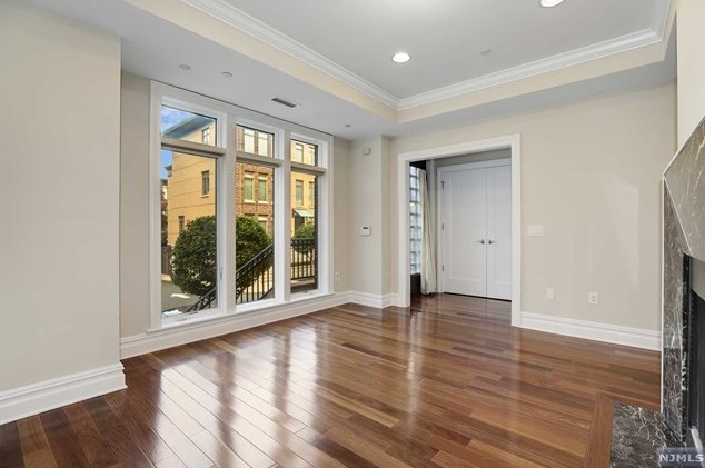 7 Oxford Lndg, Union City, NJ 07086