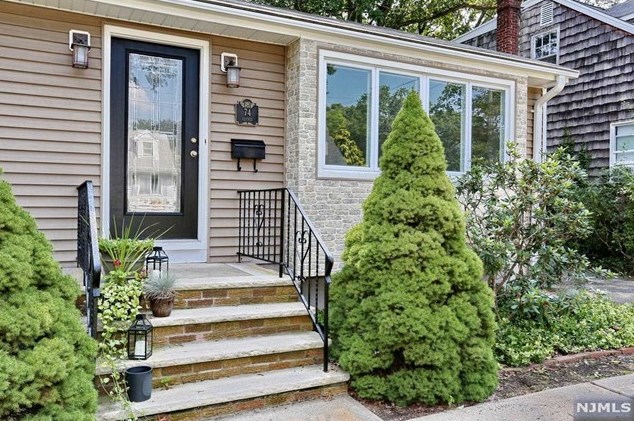74 Ridgewald Ave, Waldwick, NJ 07463-2109