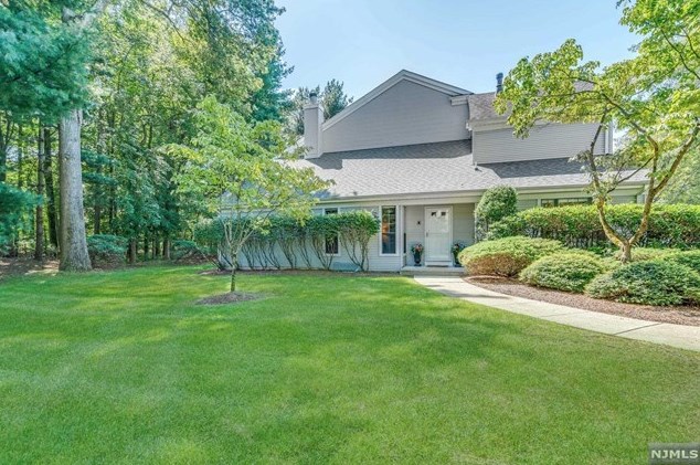 141 Day Ct, Mahwah, NJ 07430