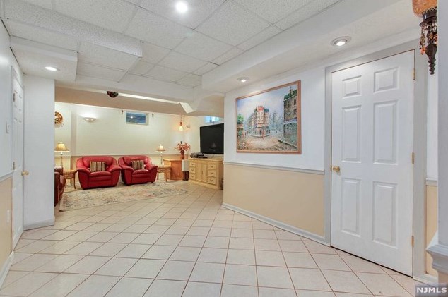 736 Pascack Rd, Paramus NJ  07652-4235 exterior