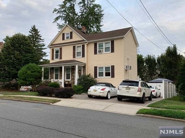 36 Pleasant Ave, Bergenfield, NJ 07621-3126