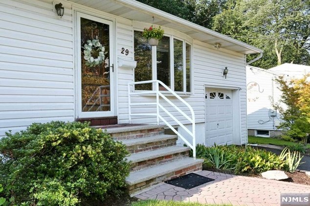 29 White Beeches Dr, Dumont, NJ 07628