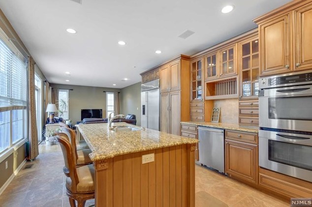 22 Winding Ridge, Oakland, NJ 07436