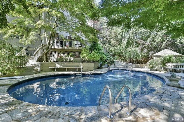 2 Chapel Hill Rd, Oakland, NJ 07436-3024