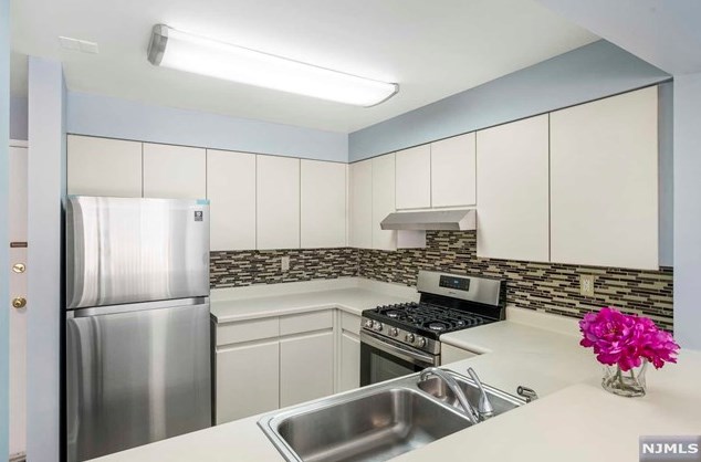 303 Hancock Ct, Edgewater, NJ 07020