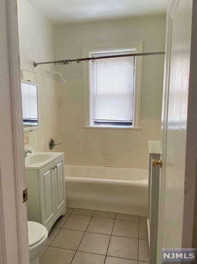 1 Murray Hill Terrace #c2, Bergenfield, NJ 07621