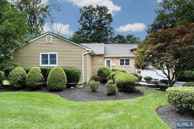 546 Calvin St, Westwood, NJ 07676-4427