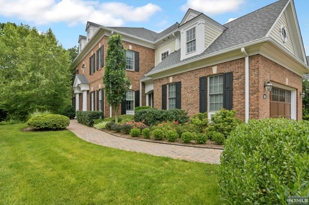 164 Cortland Dr, Upper Saddle River, NJ 07458